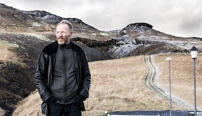 El novelista Jon Kalman Stefansson, retratado en el valle de Mosfallsdalur (Islandia)