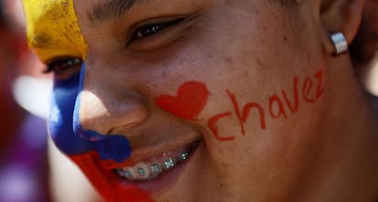 J&oacute;venes seguidores de Ch&aacute;vez marchan en Caracas