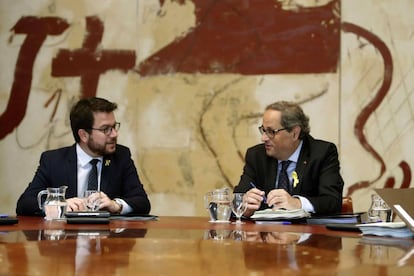 El presidente de la Generalitat, Quim Torra y el vicepresidente del Govern y conseller de Economía, Pere Aragonès (izquierda), durante la reunión semanal del Govern este miércoles.