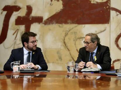 El presidente de la Generalitat, Quim Torra y el vicepresidente del Govern y conseller de Economía, Pere Aragonès (izquierda), durante la reunión semanal del Govern este miércoles.