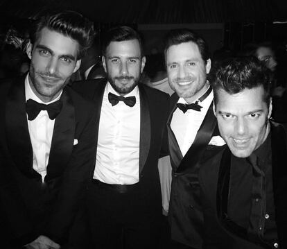 No solo la industria del cine se ha reunido la noche del domingo para celebrar los premios Oscar. Los famosos también se dan cita para acompañar a sus amigos y colegas. En la imagen, el modelo español Jon Kortajarena, Jwan Yosef (novio de Ricky Martin) y el cantante boricua Ricky Martin