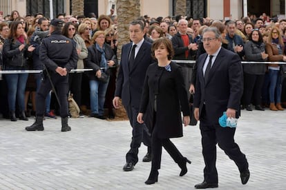 La vicepresidenta del Gobierno, Soraya Sáenz de Santamaría (c), y el ministro del Interior, Juan Ignacio Zoido (d), a su llegada a la Plaza de la Catedral de Almería.