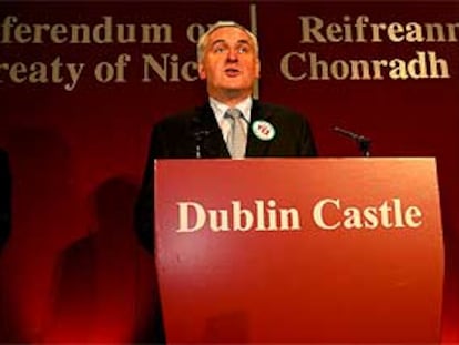 El primer ministro irlandés, Bertie Ahern, anuncia el resultado del referéndum ayer en el castillo de Dublín.