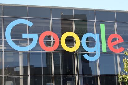 El logo de Google en la entrada principal de la sede de su compañía matriz, Alphabet.
