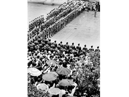 A la salida de los féretros de la basílica del Pilar de Zaragoza miles de personas aplaudían mientras algunos de los participantes hacían el saludo fascista brazo en alto y reclamaban la pena de muerte para los terroristas.