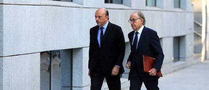 El expresidente de Indra Javier Monzón (i) a su llegada este viernes a la Audiencia Nacional donde el juez del caso Púnica le toma declaración por su presunta implicación en la supuesta financiación irregular del PP de Madrid.