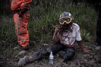 Un bomber de Guatemala descansa al poble d'El Porvenir, el 3 de juny.