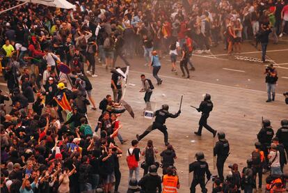 Protestes a l'aeroport de Barcelona contra la sentència del procés, aquest dilluns.