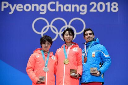 De izquierda a derecha, Shoma Uno de Japón (plata), Yuzuru Hanyu de Japón (oro) y Javier Fernández de España posan para los medios en la ceremonia de entrega de medallas.