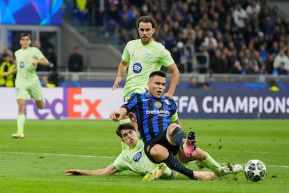 La acción de Cubarsí sobre Lautaro dentro del área que ha acabado en penalti para el Inter.