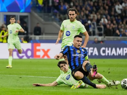 La acción de Cubarsí sobre Lautaro dentro del área que ha acabado en penalti para el Inter.