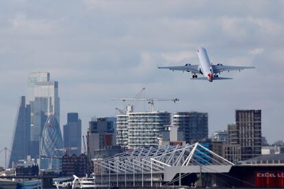 Un avión de British Airways despega desde Londres el 16 de marzo.