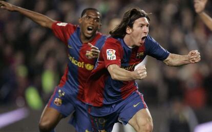 Messi celebra perseguido por Eto’o el segundo tanto del hat-trick que le marcó al Madrid en Liga en 2007