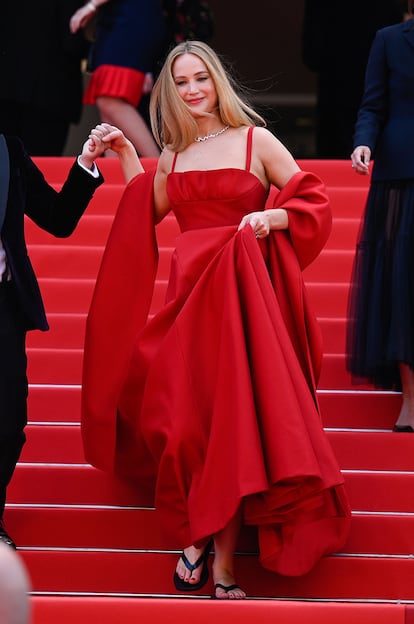Jennifer Lawrence, con un vestido alta costura de Dior. La actriz decidió apostar por la comodidad y prescindió de los tacones apostando por unas chanclas de color negro.