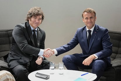 Javier Milei y Emmanuel Macron antes de una reunión bilateral al margen de la tercera Conferencia de la ONU en Niza, Francia.
