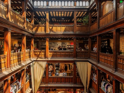 Interior de Liberty, hoy una tienda multimarca de lujo que acoge colaboraciones con artistas y diseñadores y a las marcas más interesantes del mundo.