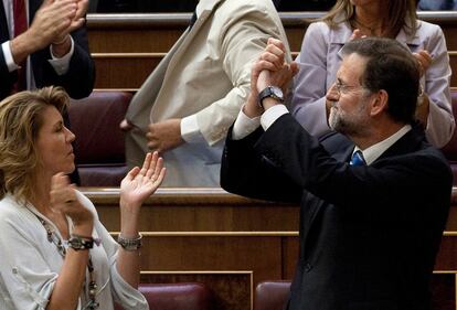 El presidente del PP, Mariano Rajoy, agradece los aplausos de los suyos tras su discurso.