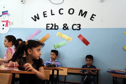 Desde el comienzo del conflicto en Siria, el sistema de educación público libanés ha doblado el número de alumnos. En algunos centros, los sirios ya superan en número a los libaneses. El Ministerio de Educación ha puesto en marcha un sistema basado en turnos dobles, de mañana y de tarde.