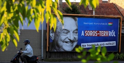 Campaña del Gobierno húngaro contra George Soros, a quien acusa de promover un supuesto plan para fomentar la inmigración hacia el país, en Szolnok.