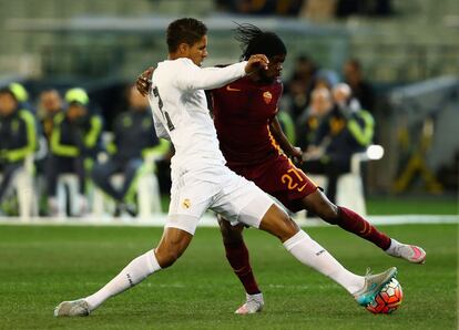 Varane disputa el balón con Gervinho 