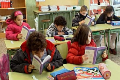 Los alumnos del colegio público El Palmeral de Elche, con los abrigos y bufandas puestos dentro del aula.