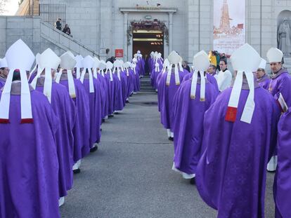 Obispos españoles entran al Santuario del Sagrado Corazón del Cerro de los Ángeles en Getafe