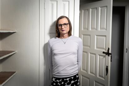 La pensadora McKenzie Wark en su habitación de la Residencia Literaria Finestres, en la Costa Brava, donde supuestamente Truman Capote escribió parte de 'A sangre fría'.