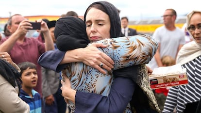 La primera ministra de Nueva Zelanda, Jacinda Ardern, abraza a una mujer tras los atentados contra mezquitas del pasado marzo.