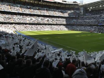 Panor&aacute;mica de las gradas del Bernab&eacute;u antes del partido entre el Madrid y el Osasuna disputado a las 12 del mediod&iacute;a.