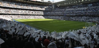 Panor&aacute;mica de las gradas del Bernab&eacute;u antes del partido entre el Madrid y el Osasuna disputado a las 12 del mediod&iacute;a.