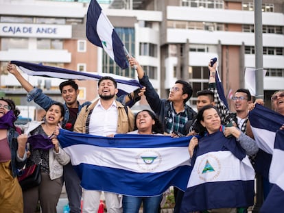 Ciudadanos nicaragüenses en el exilio en San José (Costa Rica) celebran este jueves la excarcelación de 222 presos políticos del régimen de Daniel Ortega, que han sido expulsados a Estados Unidos.