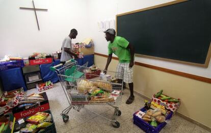 Centro de distribución de alimentos en la parroquia de Camp Clar.