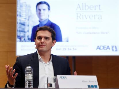 Albert Rivera, exlíder de Ciudadanos, presenta su libro "Un ciudadano libre" en Zaragoza. EFE/JAVIER BELVER