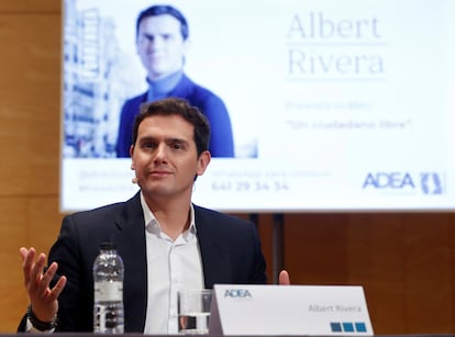 Albert Rivera, exlíder de Ciudadanos, presenta su libro "Un ciudadano libre" en Zaragoza. EFE/JAVIER BELVER