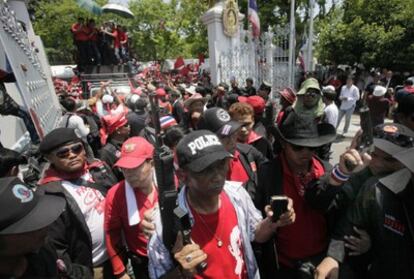 Los manifestantes irrumpen en el Parlamento tailandés.