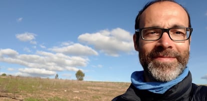 El escritor Gabi Martínez, en su peripecia como pastor.