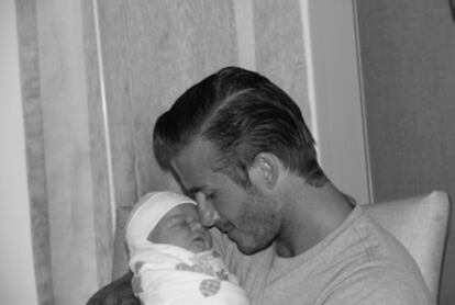 David Beckham con su hija recién nacida, Harper Seven.