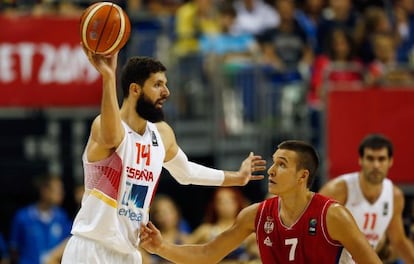 Mirotic, defendido por Bogdanovic.