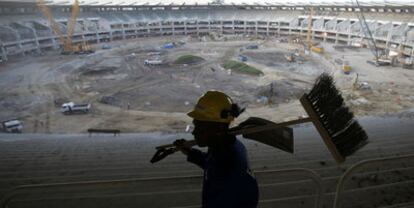 Un trabajador, en las obras de renovación del estadio Maracaná en Rio de Janeiro.