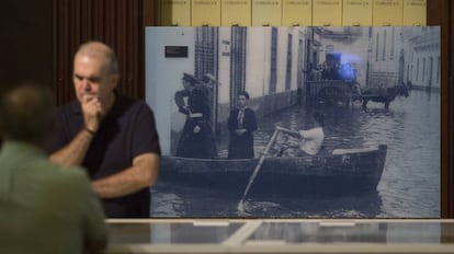 Imagen de la riada en la calle Trajano de Sevilla en 1947, presente en la exposición 'Guadalquivir mapas y relatos de un río', en el Archivo de Indias de Sevilla.