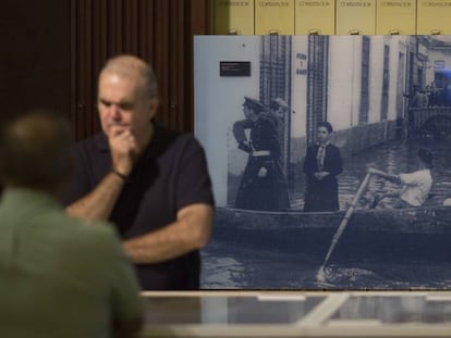 Imagen de la riada en la calle Trajano de Sevilla en 1947, presente en la exposición 'Guadalquivir mapas y relatos de un río', en el Archivo de Indias de Sevilla.