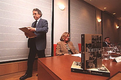 De izquierda a derecha, Santos Juliá, María Cienfuentes y Juan Luis Cebrián, durante la presentación del libro <b></b><i>Los Ortega</i> en la Residencia de Estudiantes.