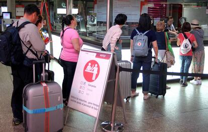 Cola de pasajeros en Atocha durante la jornada de huelga de Renfe. 