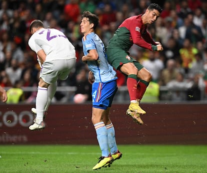 Cristiano Ronaldo (derecha) junto a los españoles Pau Torres y Unai Simón.