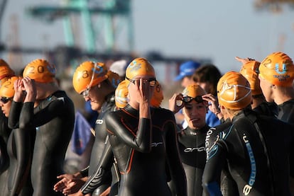 Universitarios en el Campeonato del Mundo Universitario de Triatlón celebrado ayer en las Arenas de Valencia.