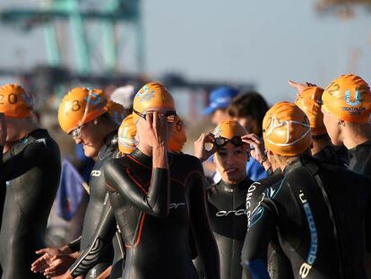 Universitarios en el Campeonato del Mundo Universitario de Triatlón celebrado ayer en las Arenas de Valencia.