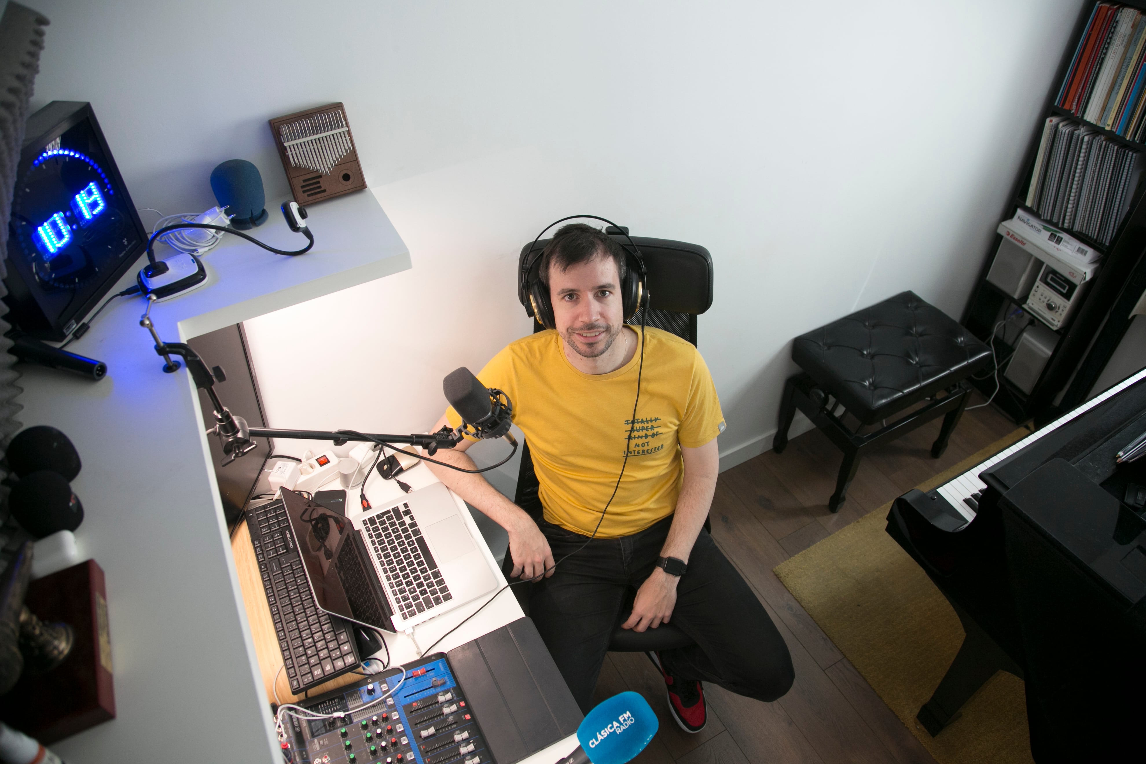 Mario Mora, creador de Clásica FM en su estudio de Madrid. 