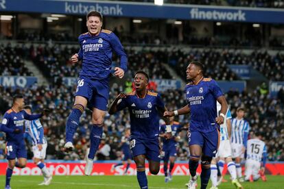 Jovic celebra, junto a Vinicius y Alaba, el segundo gol del Madrid ante la Real.