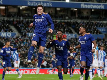 Jovic celebra, junto a Vinicius y Alaba, el segundo gol del Madrid ante la Real.