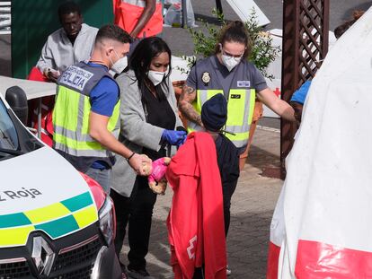 El crucero Insignia dejó el pasado 21 de junio en el puerto de Santa Cruz de Tenerife a 71 inmigrantes subsaharianos, cuatro de ellos fallecidos, a los que rescató de un cayuco a más de 800 kilómetros al sur de Canarias.